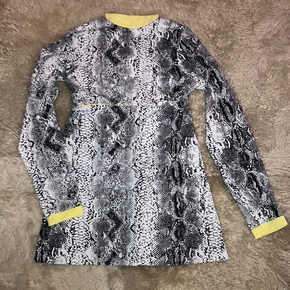 NWT Sports Illustrated snake print rashguard